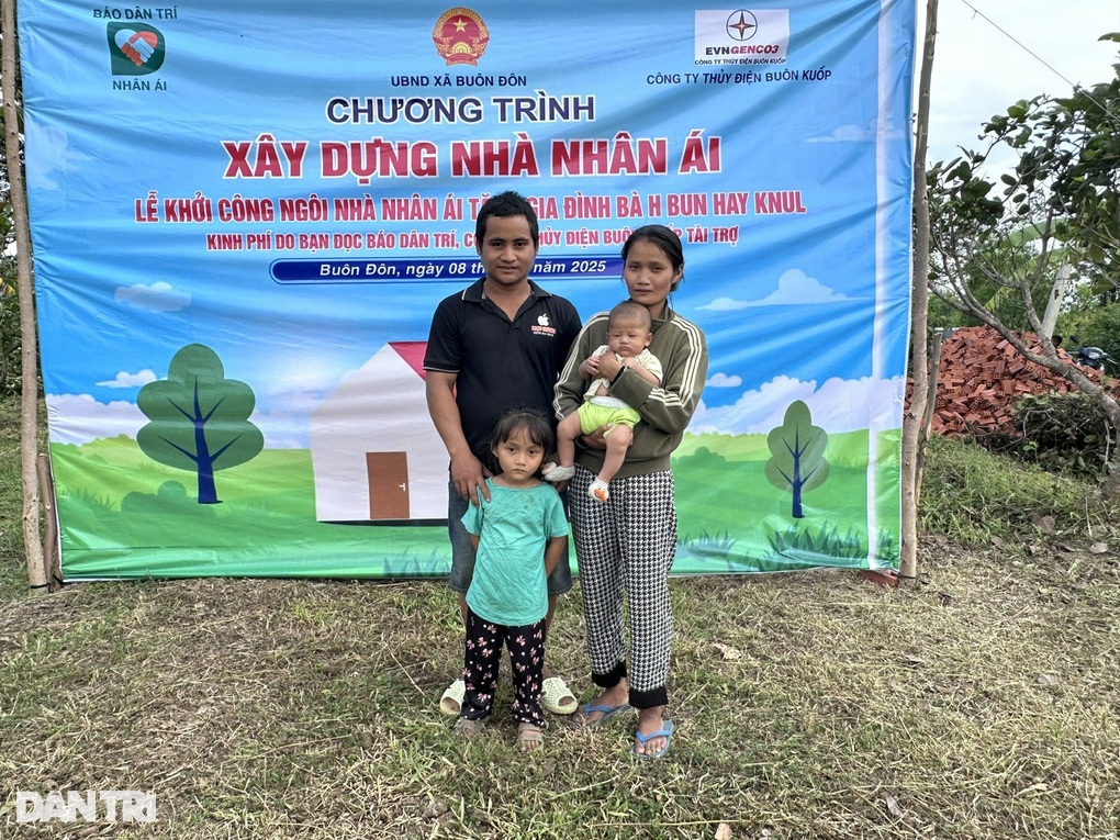 Gia đình sống lay lắt trong rừng được khởi công xây nhà Nhân ái - 5 Gia đình sống lay lắt trong rừng được khởi công xây nhà Nhân ái - 5