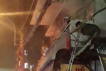 Ba bố con bỏng nặng trong căn phòng bốc cháy nồng nặc mùi xăng