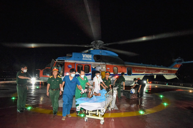 Trực thăng khẩn cấp ra đảo Song Tử Tây cứu kịp thời bệnh nhân nguy kịch