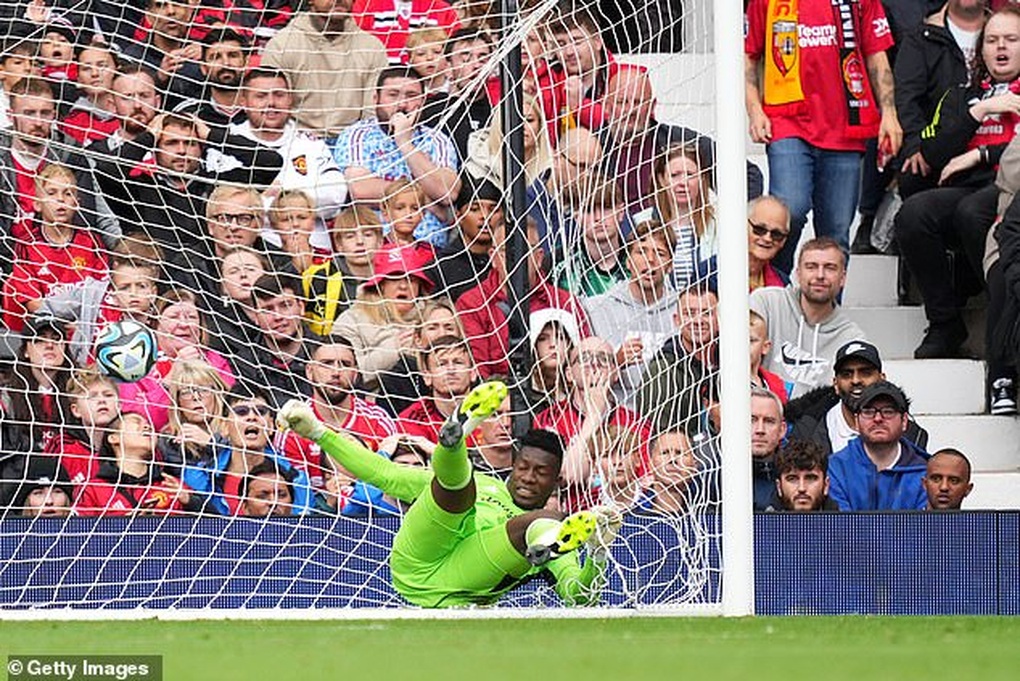 Onana bị thủng lưới từ giữa sân, Man Utd vẫn ngược dòng chiến thắng - 1 Onana bị thủng lưới từ giữa sân, Man Utd vẫn ngược dòng chiến thắng - 1