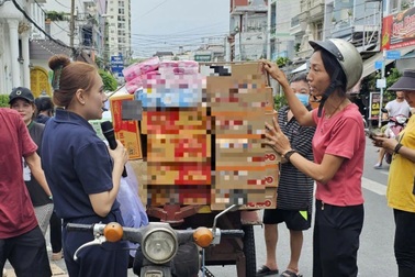 Người phụ nữ bán rau chở đầy ắp hàng cứu trợ gửi đồng bào miền Trung