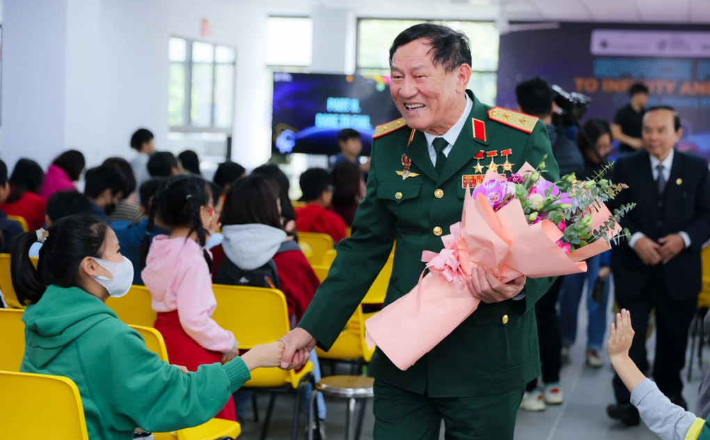 Học sinh gặp phi hành gia Phạm Tuân và gửi thông điệp lên trạm vũ trụ ISS - 2 Học sinh gặp phi hành gia Phạm Tuân và gửi thông điệp lên trạm vũ trụ ISS - 2
