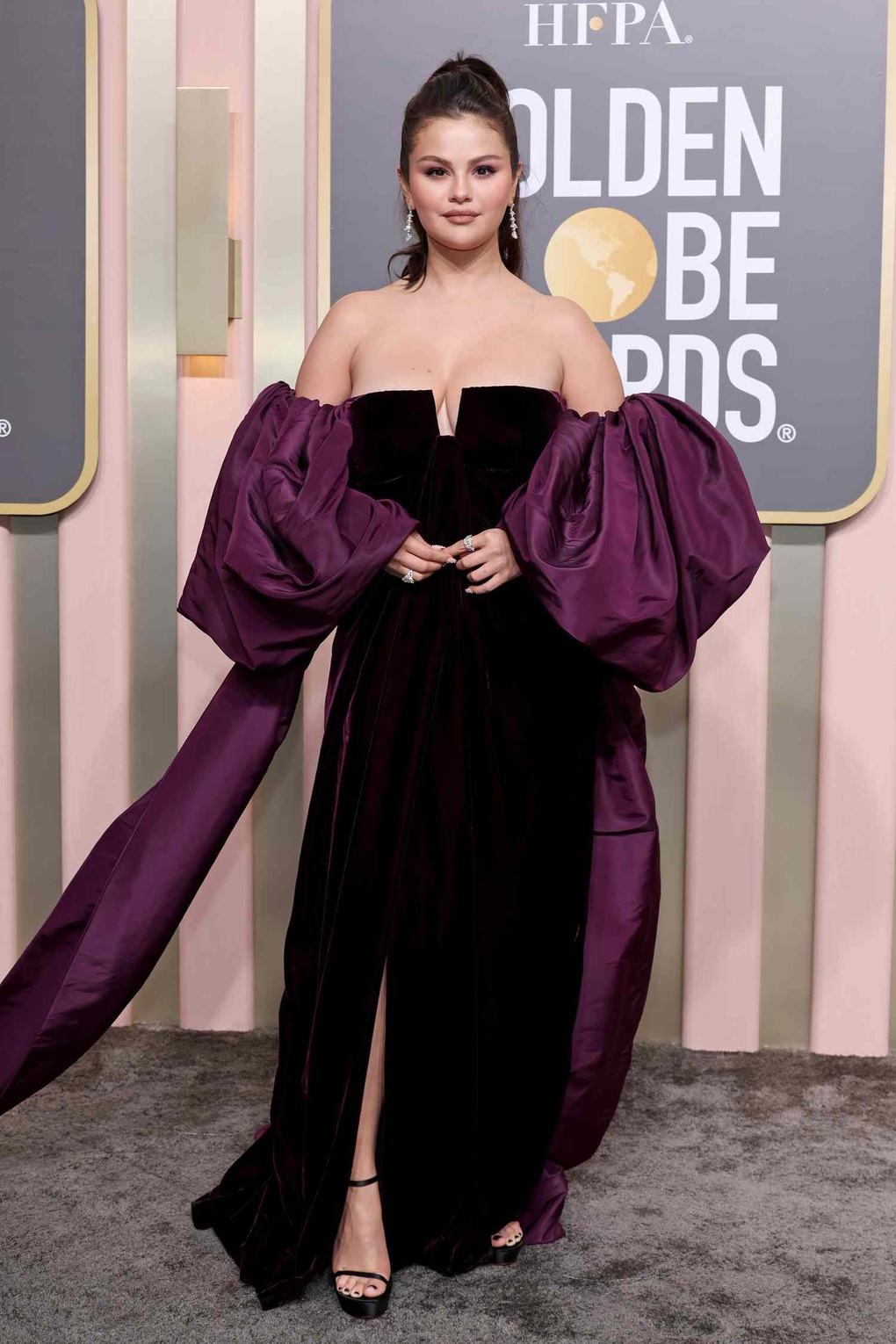 Selena Gomez đang hẹn hò, bạn trai mới điển trai và giàu có - 4 Selena Gomez đang hẹn hò, bạn trai mới điển trai và giàu có - 4