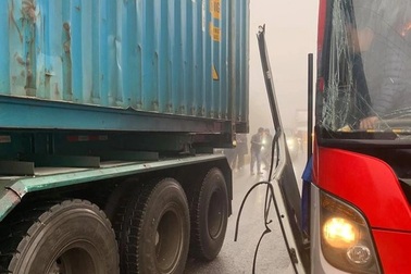 Thực hư chuyện xe container "dìu" xe khách đổ đèo mất phanh, cứu hàng chục người