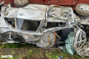 Tài xế thoát chết trong ô tô bẹp dúm sau khi bị tàu hỏa tông