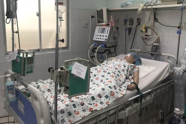 Bé gái ngộ độc pate chay khi ăn bún riêu vẫn nguy kịch