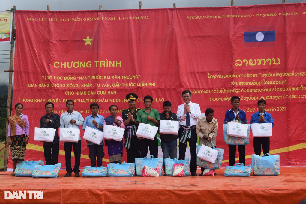 Mở gian hàng Việt giá 0 đồng, tặng công trình ánh sáng trên đất Lào - 4