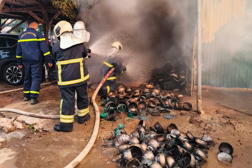 Hai kho, xưởng ở Hà Nội bốc cháy ngùn ngụt - 5