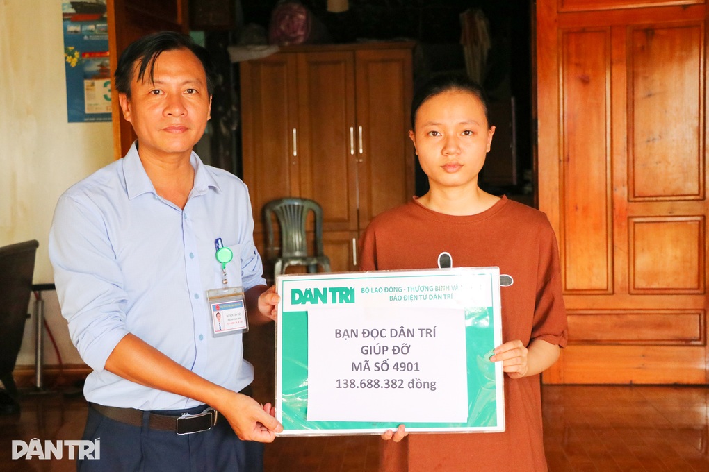 Nữ sinh mồ côi cả bố và mẹ được giúp đỡ hơn 200 triệu đồng - 1 Nữ sinh mồ côi cả bố và mẹ được giúp đỡ hơn 200 triệu đồng - 1