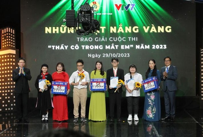 Ban Tổ chức trao quà và Giấy chứng nhận cho các tác phẩm đoạt giải Nhất cuộc thi.