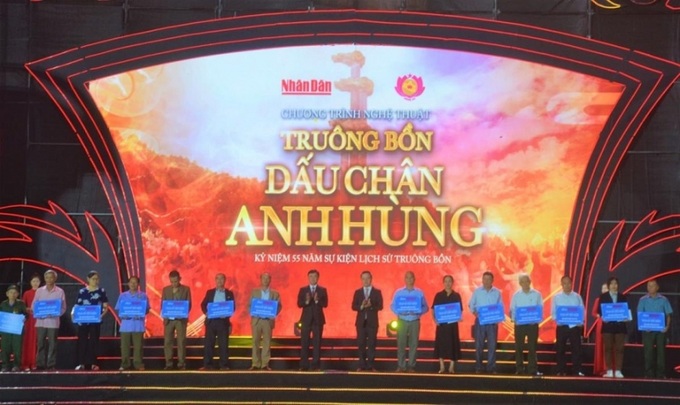 Ban tổ chức trao tặng 14 sổ tiết kiệm tới thân nhân 13 liệt sĩ và bà Trần Thị Thông tại lễ kỷ niệm.