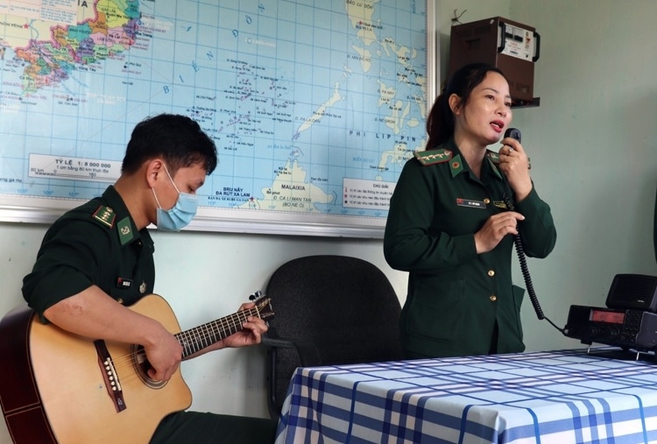 Hàng trăm ngư dân Phú Yên vươn khơi đón Tết trên biển - 9 Hàng trăm ngư dân Phú Yên vươn khơi đón Tết trên biển - 9