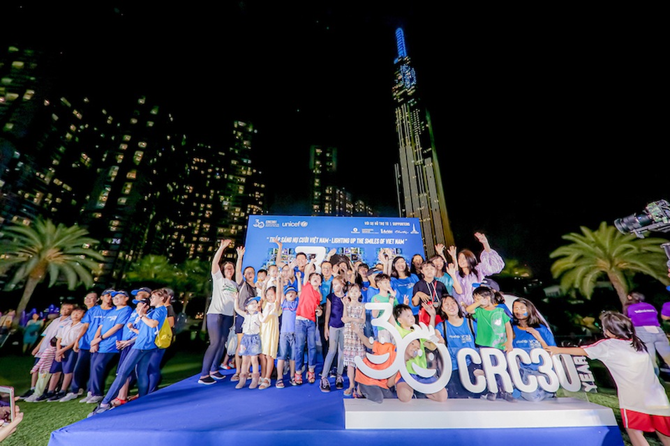 “Nụ cười Việt Nam” toả sáng trên tháp Landmark 81: Truyền đi thông điệp hòa bình - 10 “Nụ cười Việt Nam” toả sáng trên tháp Landmark 81: Truyền đi thông điệp hòa bình - 10