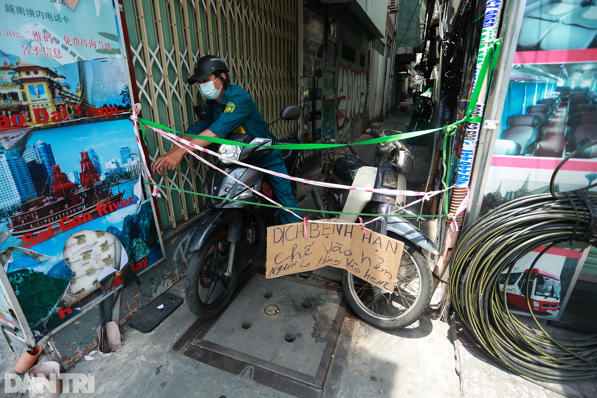 Người Sài Gòn dựng hàng rào đặc biệt, cấm người lạ vào hẻm - 9 Người Sài Gòn dựng hàng rào đặc biệt, cấm người lạ vào hẻm - 9