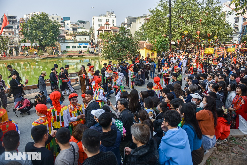 Những chàng trai Hà Nội mỗi năm giả gái một lần, múa điệu lẳng lơ - 8 Những chàng trai Hà Nội mỗi năm giả gái một lần, múa điệu lẳng lơ - 8