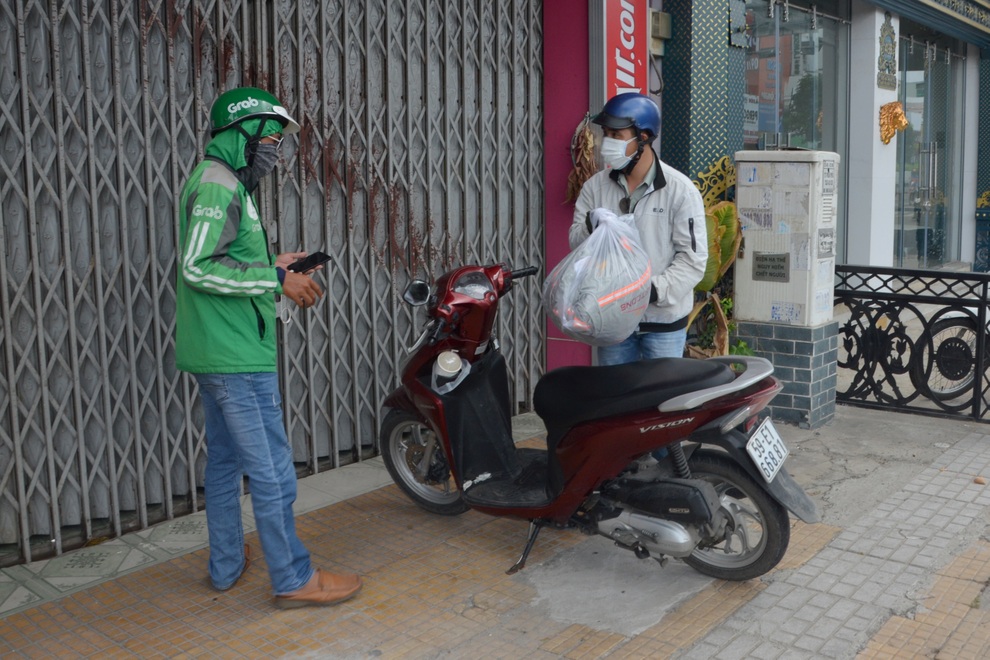 Lao động tự do bối rối về giấy thông hành khi qua chốt kiểm soát - 2 Lao động tự do bối rối về giấy thông hành khi qua chốt kiểm soát - 2