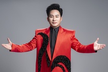 Ca sĩ Tùng Dương và nhóm bạn ủng hộ 1 tỷ đồng cho 5 tỉnh bị bão Bualoi