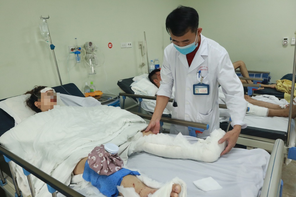 Vụ tai nạn ô tô đâm 17 xe máy: 8 bệnh nhân đang điều trị, 1 ca phải thở máy - 2 Vụ tai nạn ô tô đâm 17 xe máy: 8 bệnh nhân đang điều trị, 1 ca phải thở máy - 2