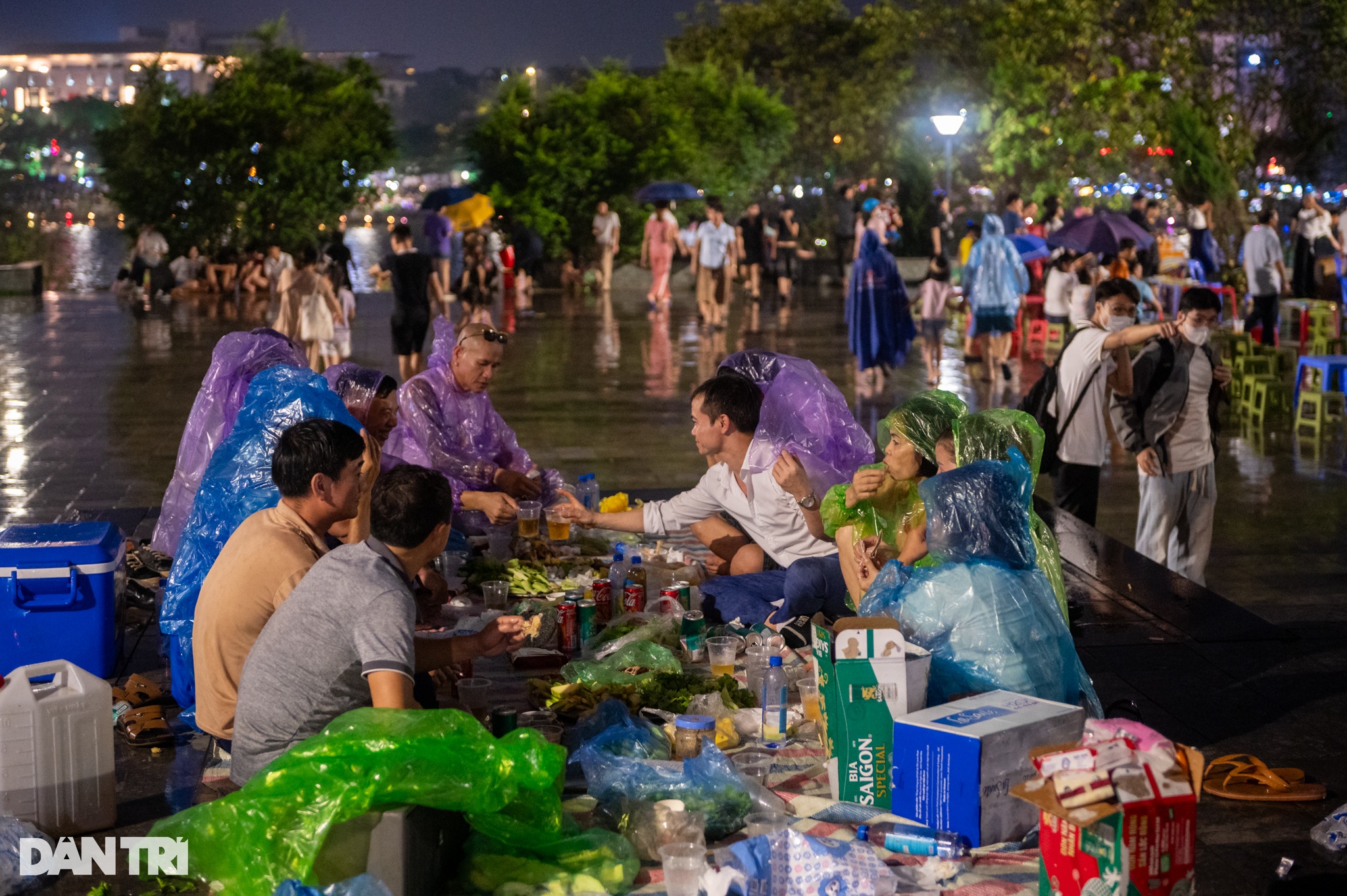 Hàng vạn người đội mưa xem pháo hoa ở Phú Thọ dịp Giỗ Tổ Hùng Vương - 2 Hàng vạn người đội mưa xem pháo hoa ở Phú Thọ dịp Giỗ Tổ Hùng Vương - 2
