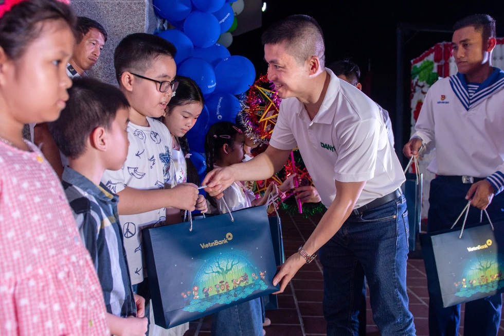 Cuộc gọi vượt trùng khơi, xúc động đêm Trung thu "Vầng trăng của biển"