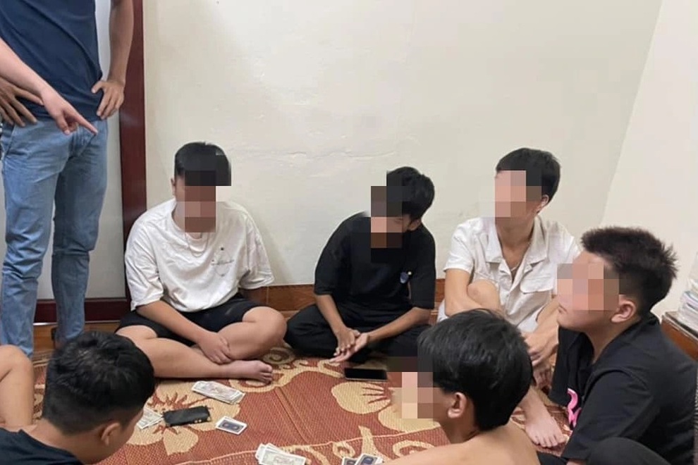 Nhóm học sinh cấp 3 tụ tập chơi liêng ăn tiền - 1 Nhóm học sinh cấp 3 tụ tập chơi liêng ăn tiền - 1