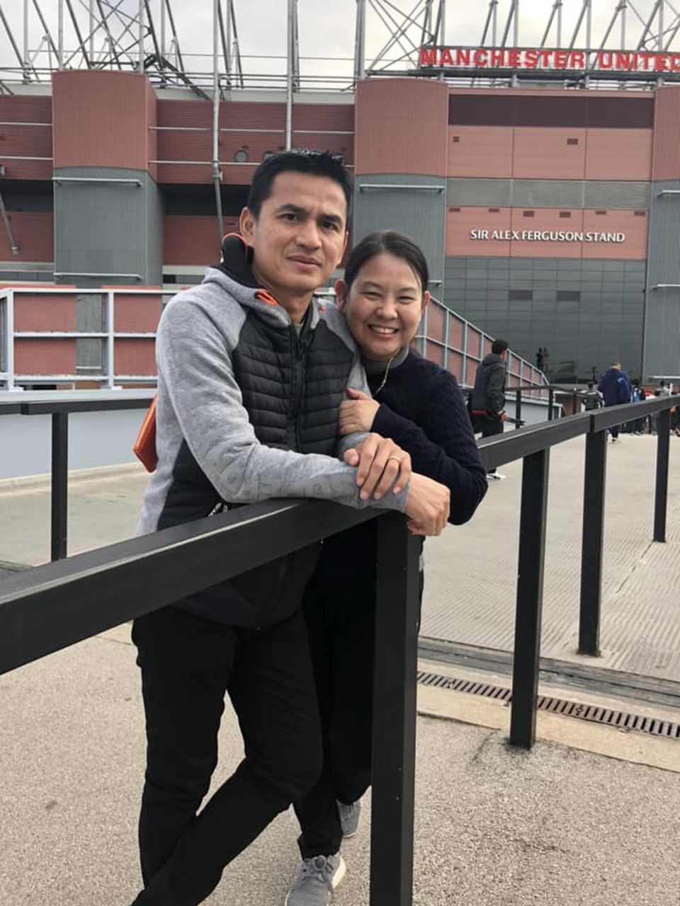 Kỷ niệm ngày cưới, Kiatisuk tung bộ ảnh gia đình hạnh phúc - 10 Kỷ niệm ngày cưới, Kiatisuk tung bộ ảnh gia đình hạnh phúc - 10
