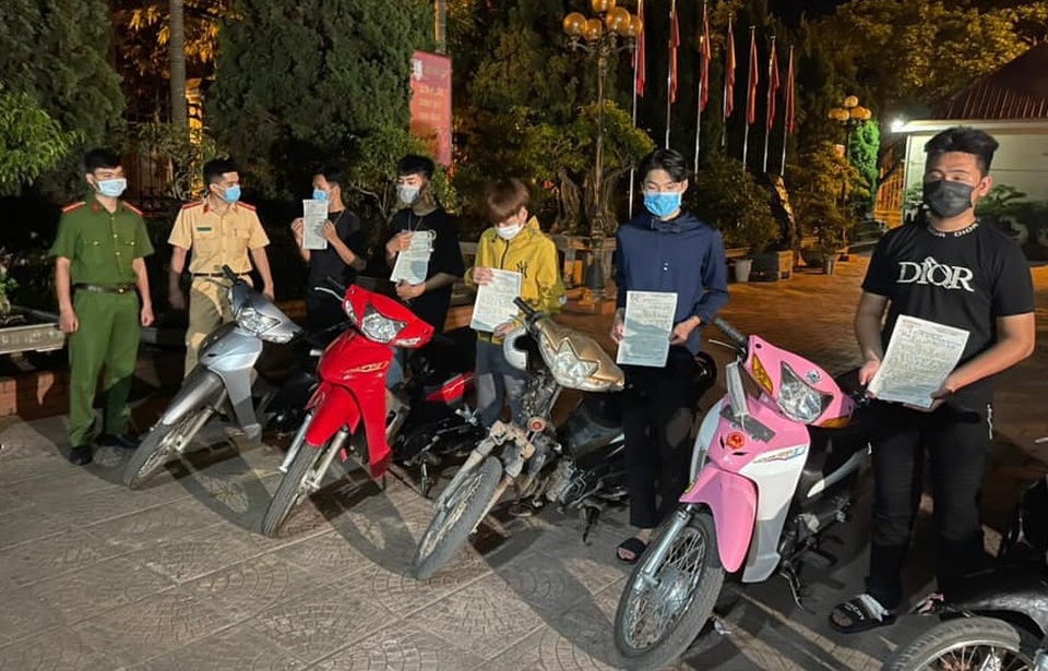 Bắt nhóm quái xế tụ tập biểu diễn giữa mùa dịch - 1 Bắt nhóm quái xế tụ tập biểu diễn giữa mùa dịch - 1