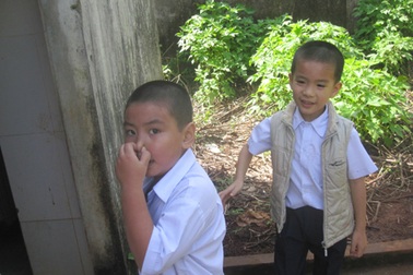 Phụ huynh bức xúc với nhà vệ sinh trường chuẩn quốc gia