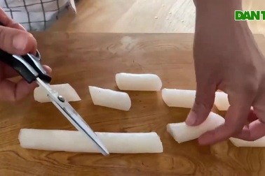 Người Hàn làm tokbokki từ bánh tráng Việt