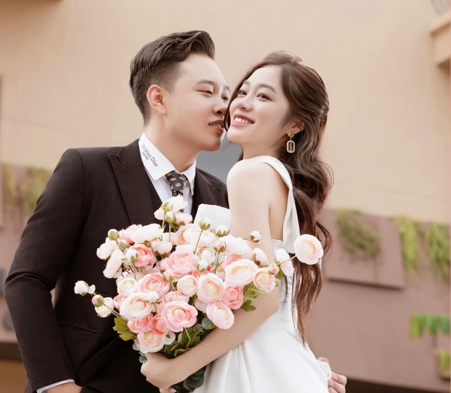 Eine Hochzeit in Yen Bai, bei der Bergmädchen betrügen, und das seltsame Menü sorgten online für Aufsehen - 2 Đám cưới ở Yên Bái đãi món sơn nữ ném còn và tờ thực đơn lạ gây sốt mạng  - 2