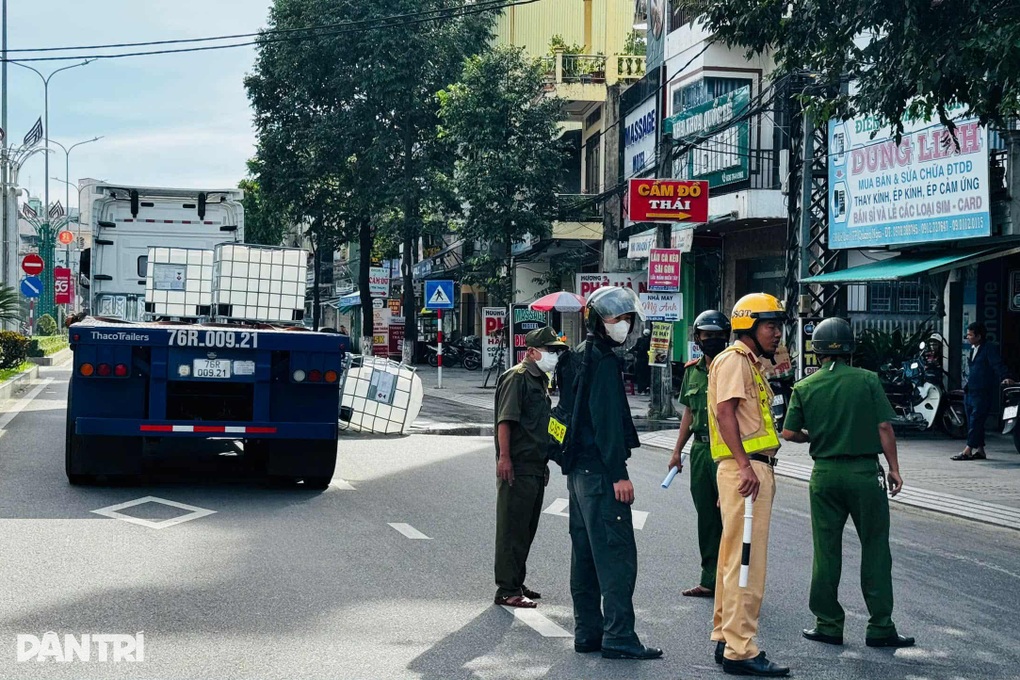 Thùng chứa chất lạ đổ tràn xuống đường khiến người dân nhức đầu, buồn nôn - 2 Thùng chứa chất lạ đổ tràn xuống đường khiến người dân nhức đầu, buồn nôn - 2