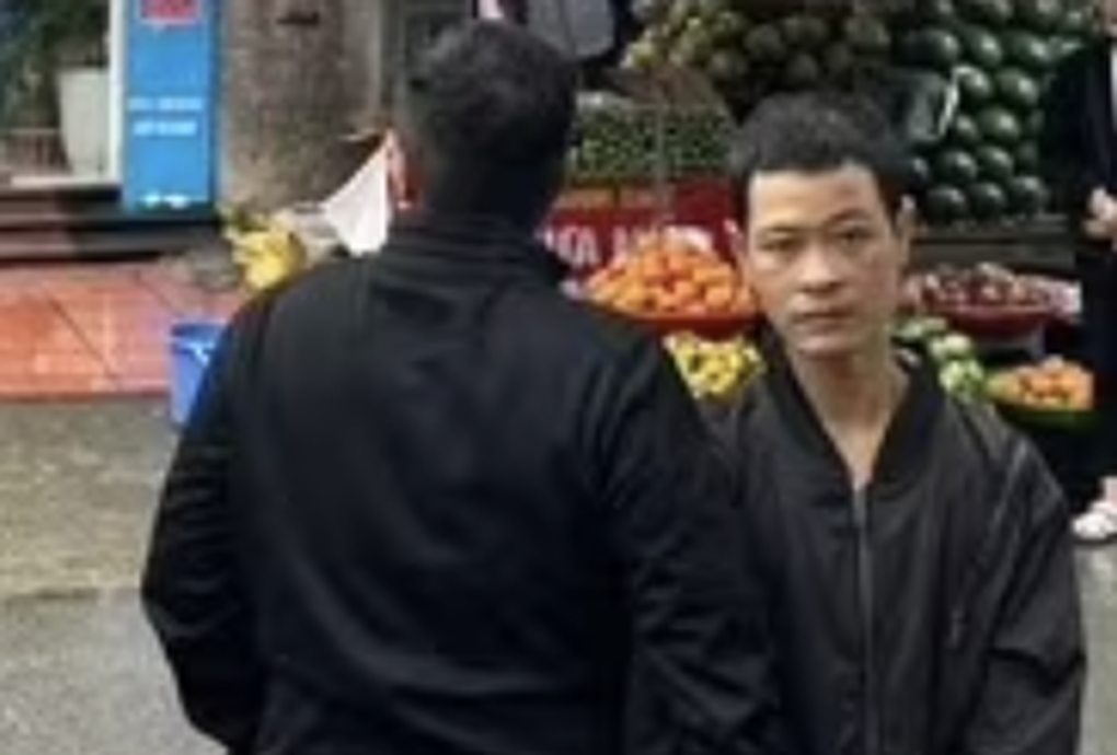 Hà Nội: Giật iPhone tại chợ đúng lúc công an phường đi tuần tra - 1 Hà Nội: Giật iPhone tại chợ đúng lúc công an phường đi tuần tra - 1