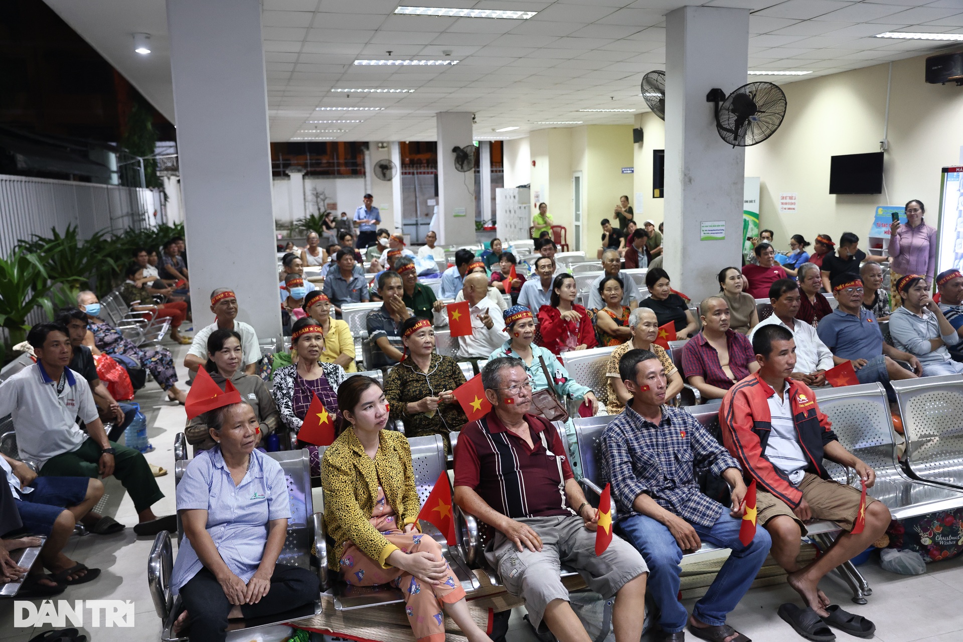 Bệnh nhân cháy hết mình khi tuyển Việt Nam hạ Thái Lan - 2 Bệnh nhân cháy hết mình khi tuyển Việt Nam hạ Thái Lan - 2