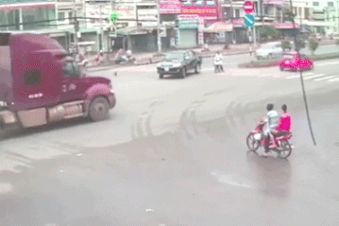 Đi gần xe công-ten-nơ - Thực sự nguy hiểm