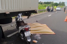 Xe máy đâm vào đuôi ô tô tải đang đậu bên đường, 3 bà cháu tử vong