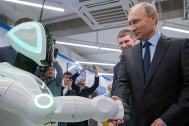 Ông Putin bắt tay robot tại triển lãm công nghệ Nga