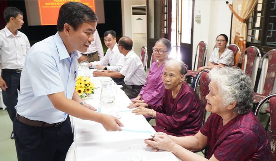 Phó Chủ tịch tỉnh thăm, tặng quà người già neo đơn có công với cách mạng - 3 Phó Chủ tịch tỉnh thăm, tặng quà người già neo đơn có công với cách mạng - 3