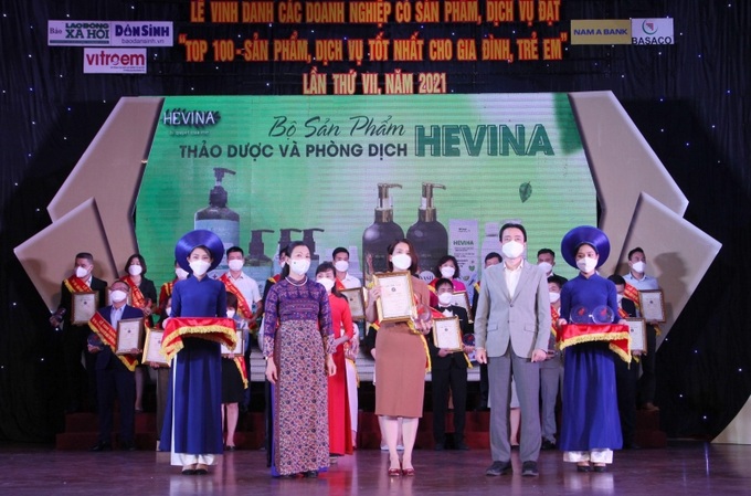 Phó Chủ tịch UBTƯ MTTQ Việt Nam Trương Thị Ngọc Ánh và ông Đặng Hoa Nam. Cục Trưởng Cục Trẻ em - Bộ LĐ-TB&XH trao chứng nhận và biểu trưng cho doanh nghiệp