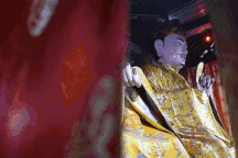 Hai pho tượng cao 3,2m ẩn trong "cung cấm" ở đình Chèm Hà Nội