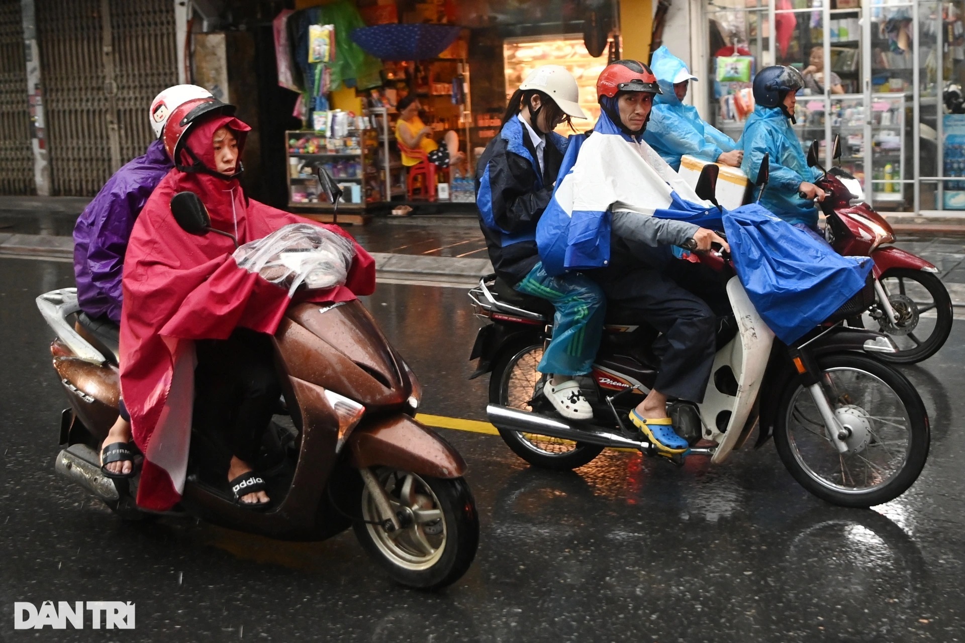 Miền Bắc mưa dông trong đêm, nắng nóng ban ngày - 1