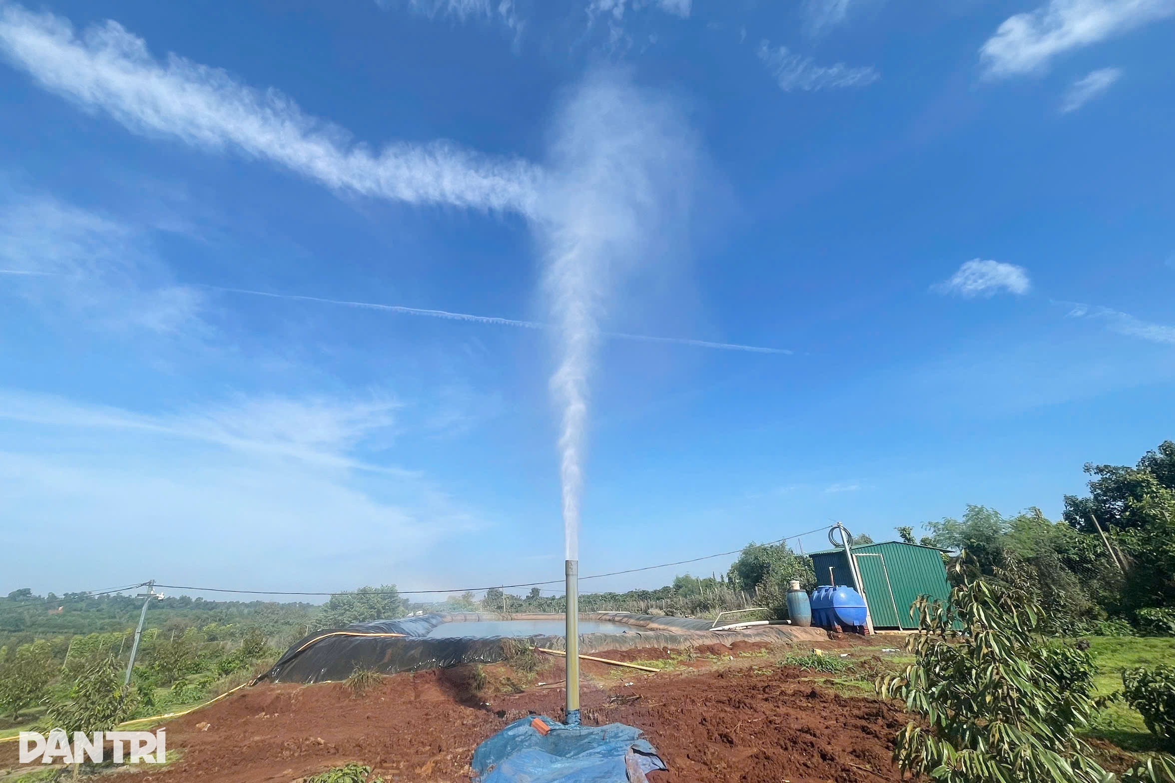 Giếng khoan phun cột khí và nước như vòi rồng: Hơn nửa tháng chưa hạ áp ...