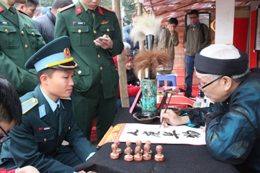 Bạn trẻ nô nức trẩy hội xin chữ khai xuân