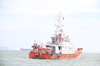 Tàu hàng gặp nạn trên biển, Thuyền trưởng và một thuyền viên mất tích