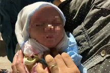 Nữ lao công phát hiện bé gái 10 ngày tuổi trong xe rác ở Hà Nội