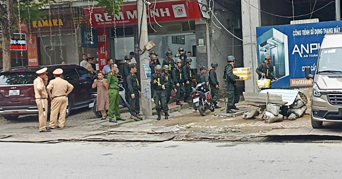 Cảnh sát khám xét nhà đại ca giang hồ: Thu giữ ...