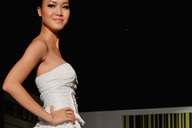 Hoa hậu Thùy Dung gợi cảm với váy trắng