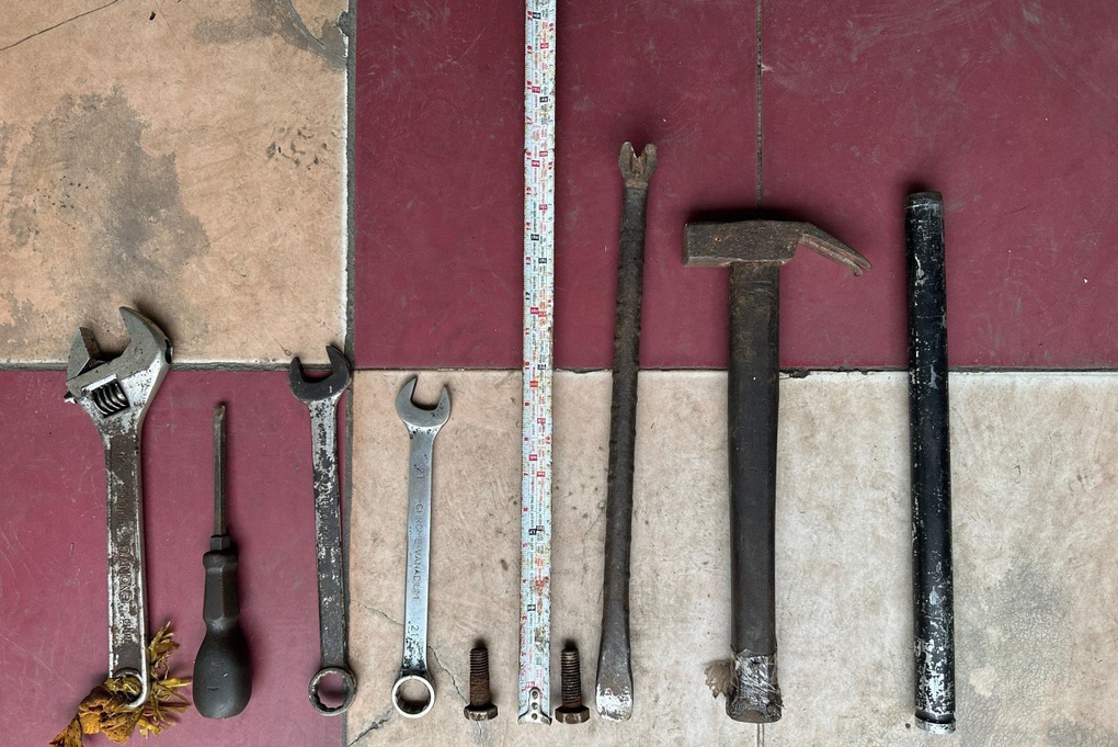Người đàn ông ở TPHCM tháo trụ nước chữa cháy đem đi bán - 2 Người đàn ông ở TPHCM tháo trụ nước chữa cháy đem đi bán - 2