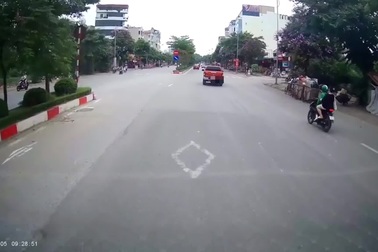 Phản ứng "lạ" của xe bán tải sau tiếng còi của xe container phía sau