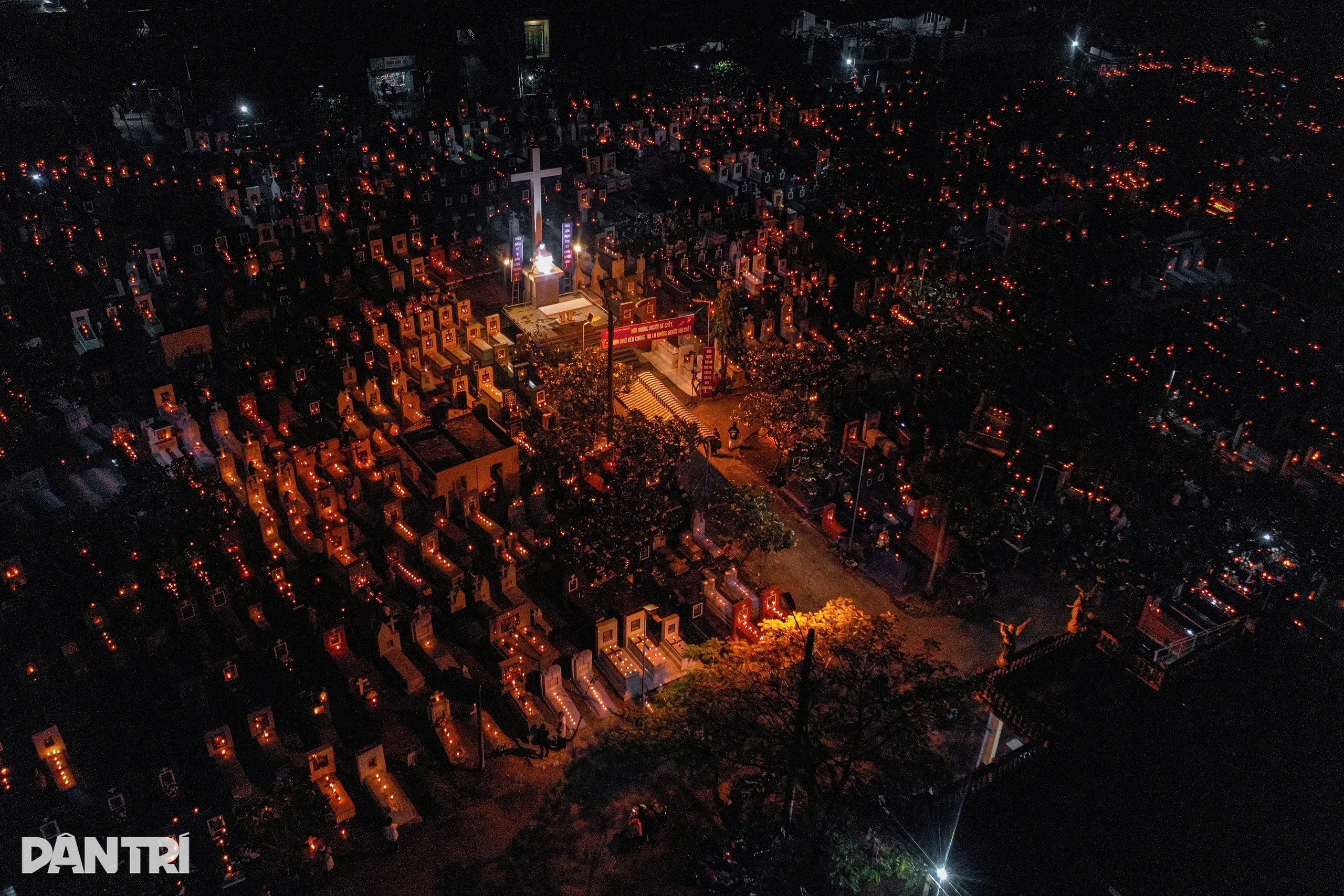 Ο Καθολικός Άμλετ λάμπει κατά την τελετή αφής της καθολικής λάμπας - 4 Xóm Đạo Tha La rực sáng trong lễ đốt đèn của người Công giáo - 4