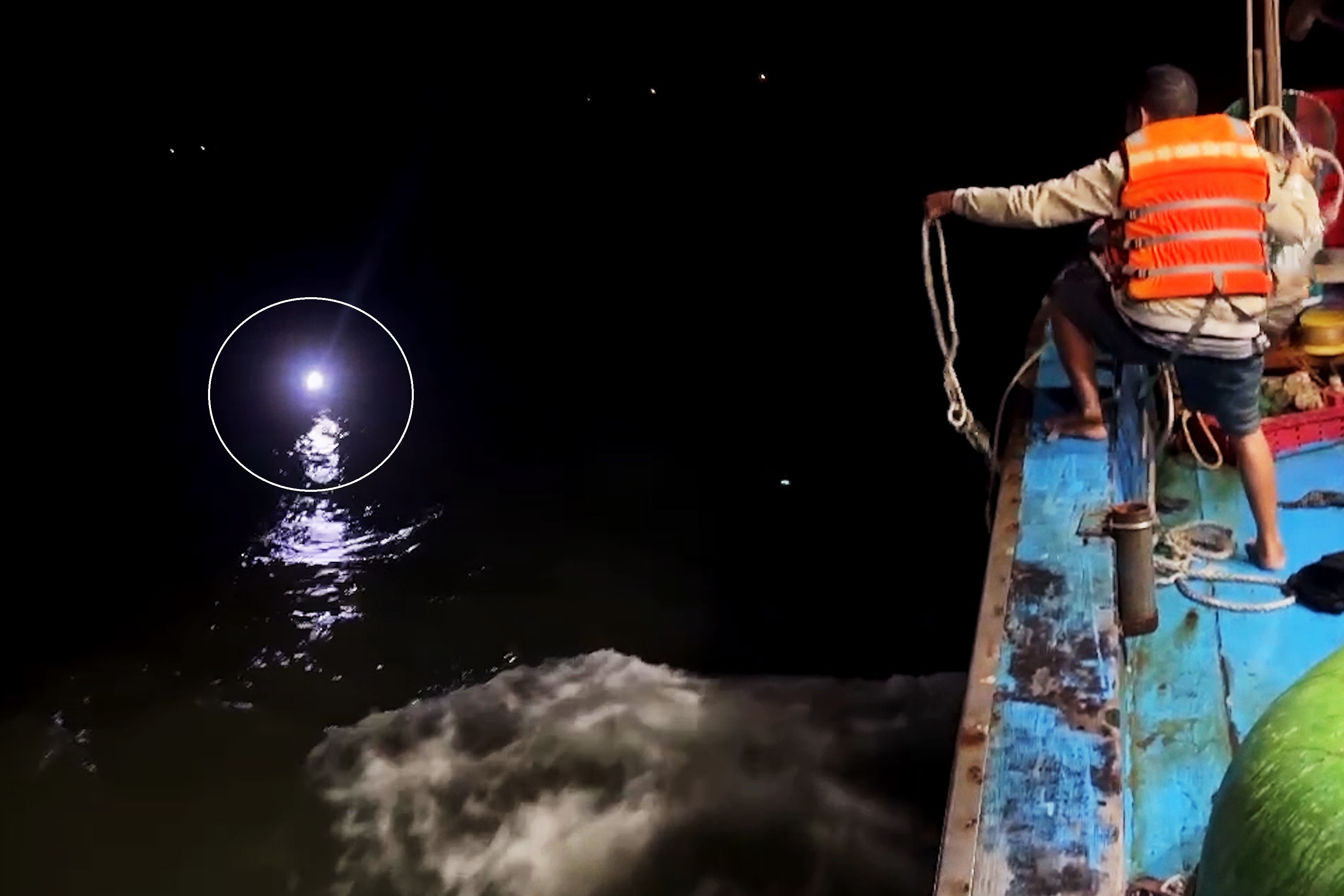 អ្នកនេសាទបានជួយសង្គ្រោះក្រោយរយៈពេលមួយម៉ោងដែលរសាត់ក្នុងសមុទ្រដ៏លំបាក - ១ Ngư dân được cứu sống sau một giờ trôi dạt trên biển động - 1